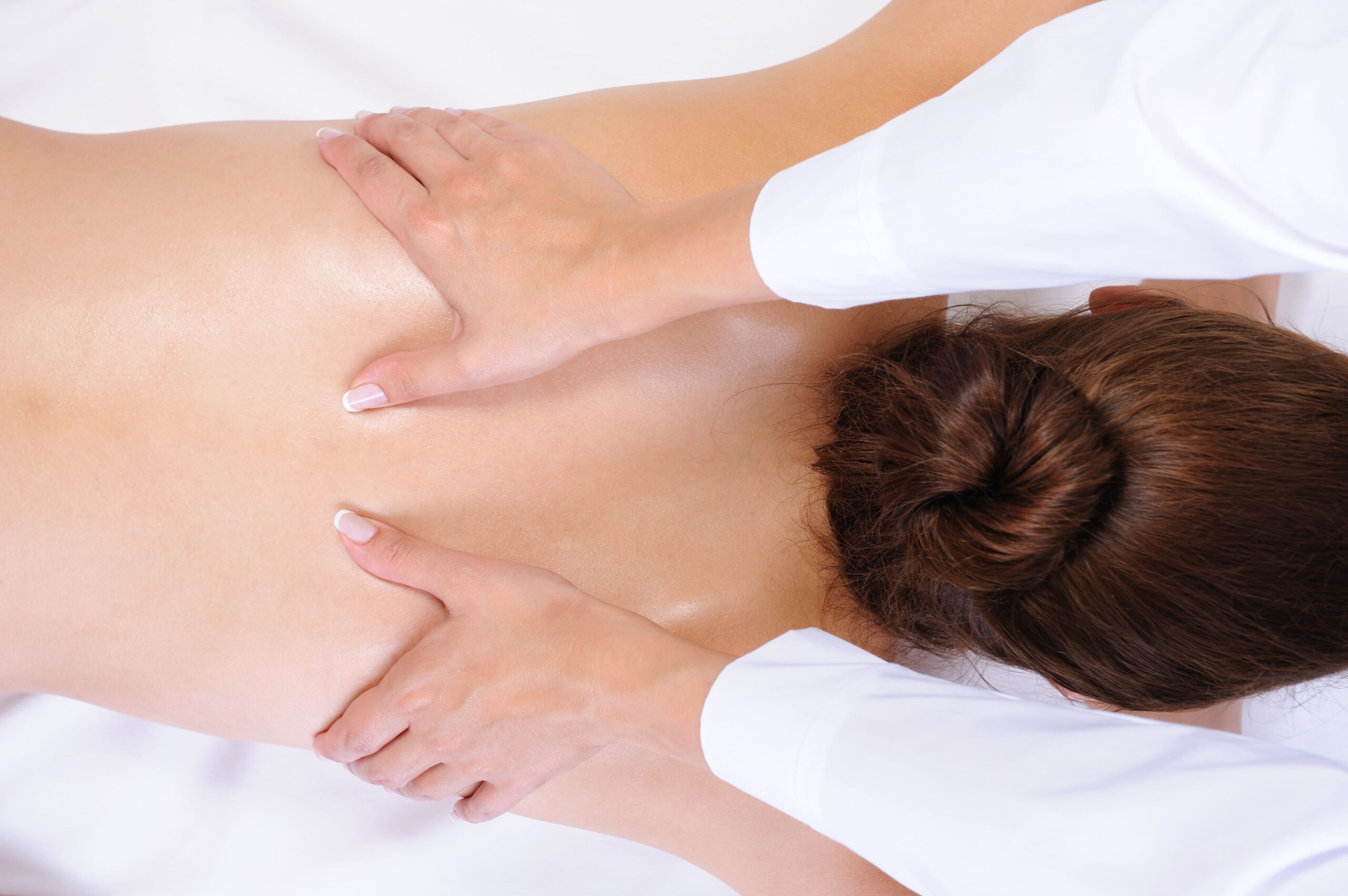 masaje-espalda-saludable-mujer-joven-fondo-blanco